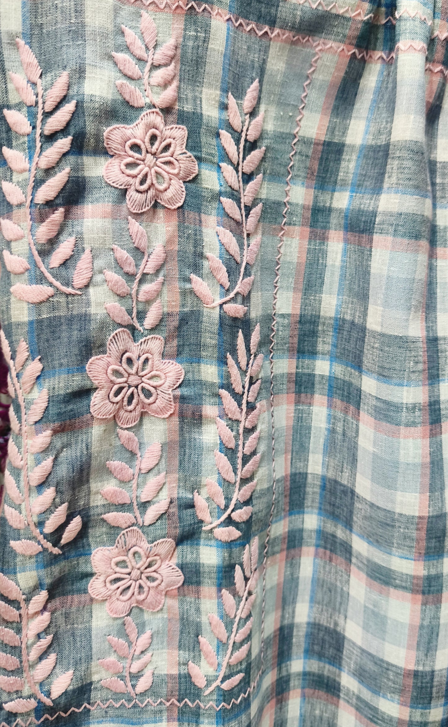 Vestido de Lino con Bolsas Bordado Aguacatenango a cuadros, detalle del bordado en rosa.
