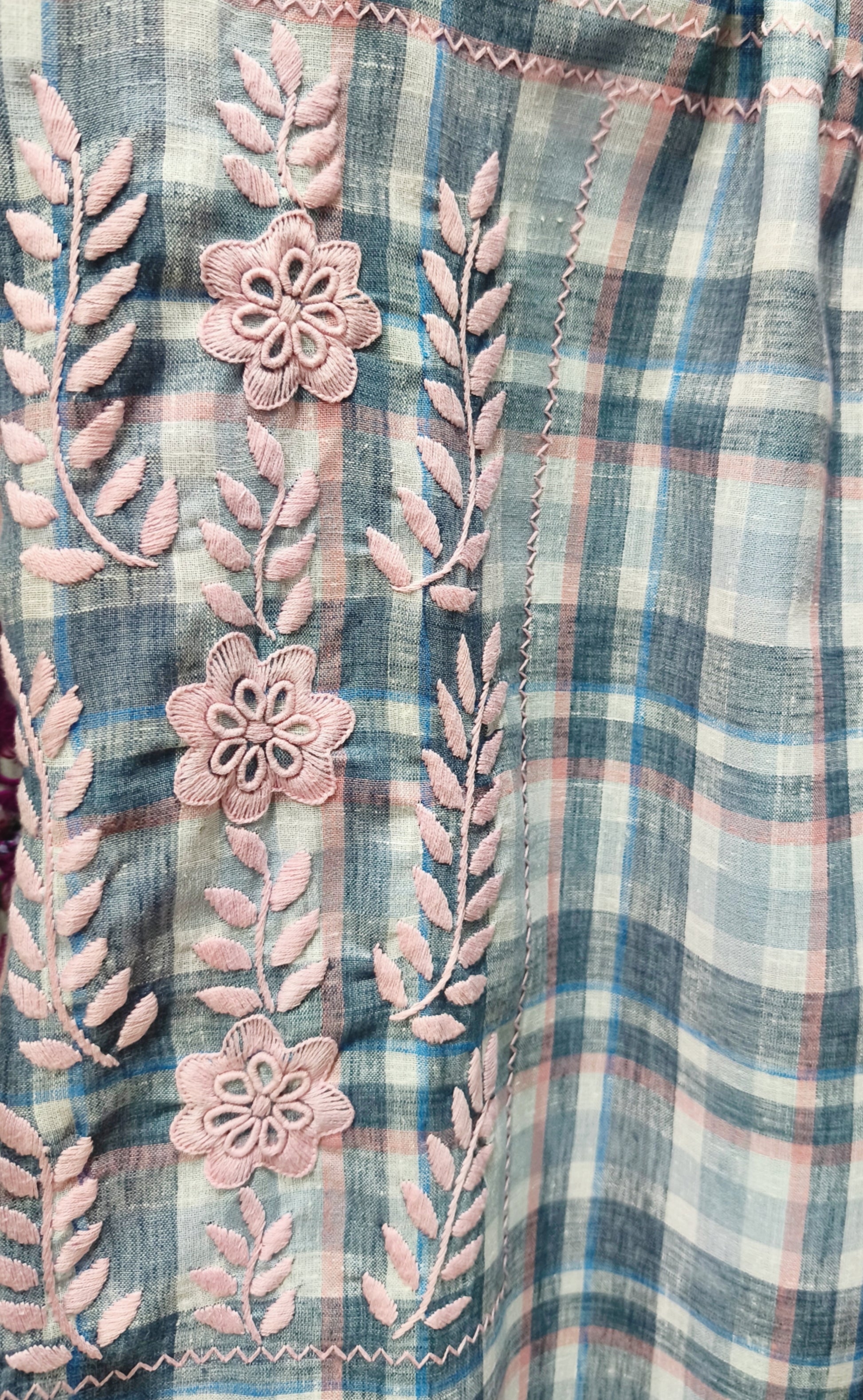 Vestido de Lino con Bolsas Bordado Aguacatenango a cuadros, detalle del bordado en rosa.