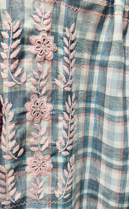 Vestido de Lino con Bolsas Bordado Aguacatenango a cuadros, detalle del bordado en rosa.