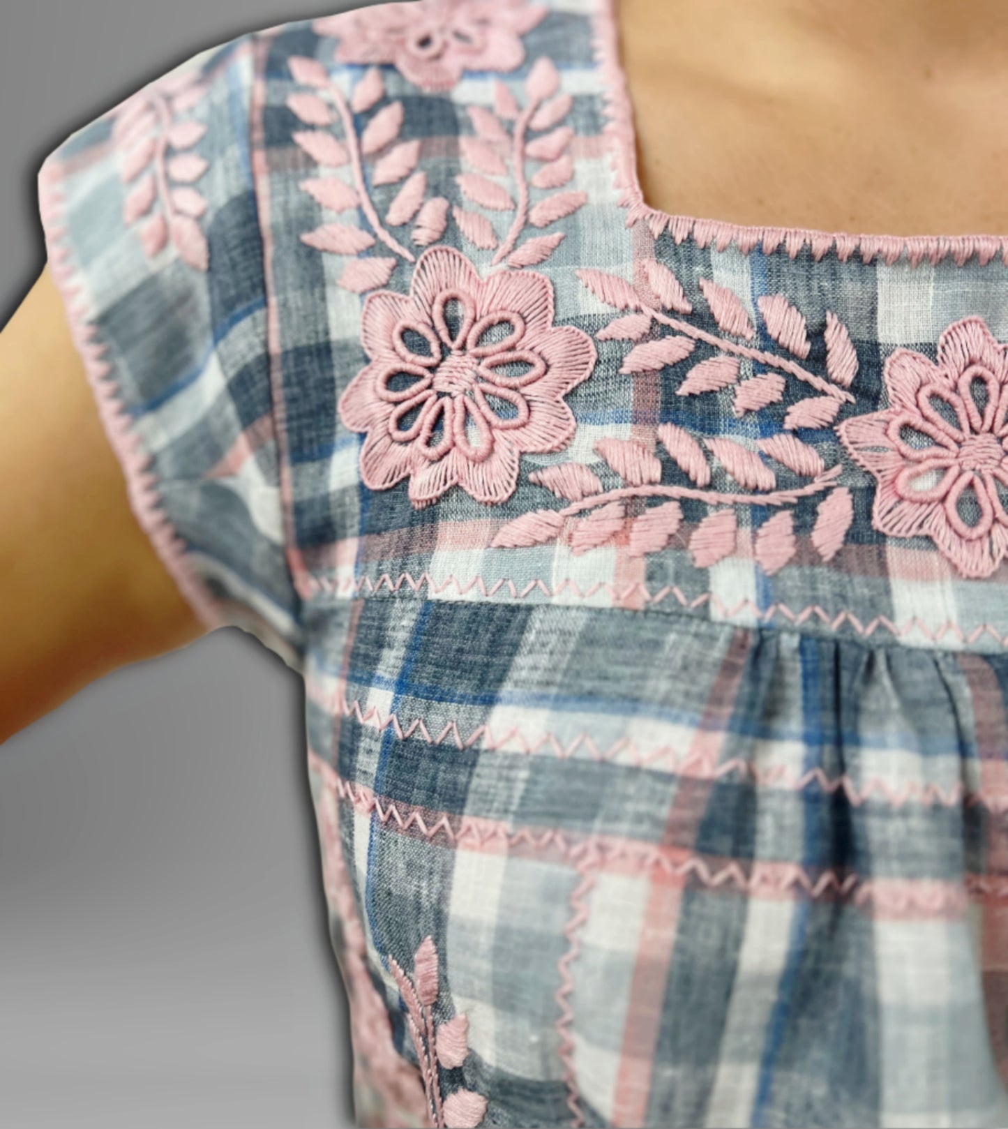 Vestido de Lino con Bolsas Bordado Aguacatenango a cuadros, detalle del bordado en pecho y mangas.