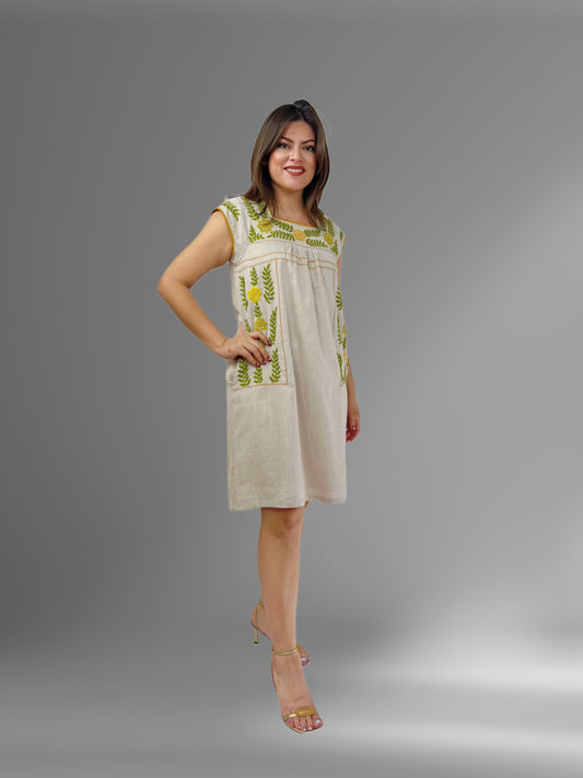 Vestido de Lino con Bolsas Bordado Aguacatenango color beige, bordado verde, vista frontal en modelo.