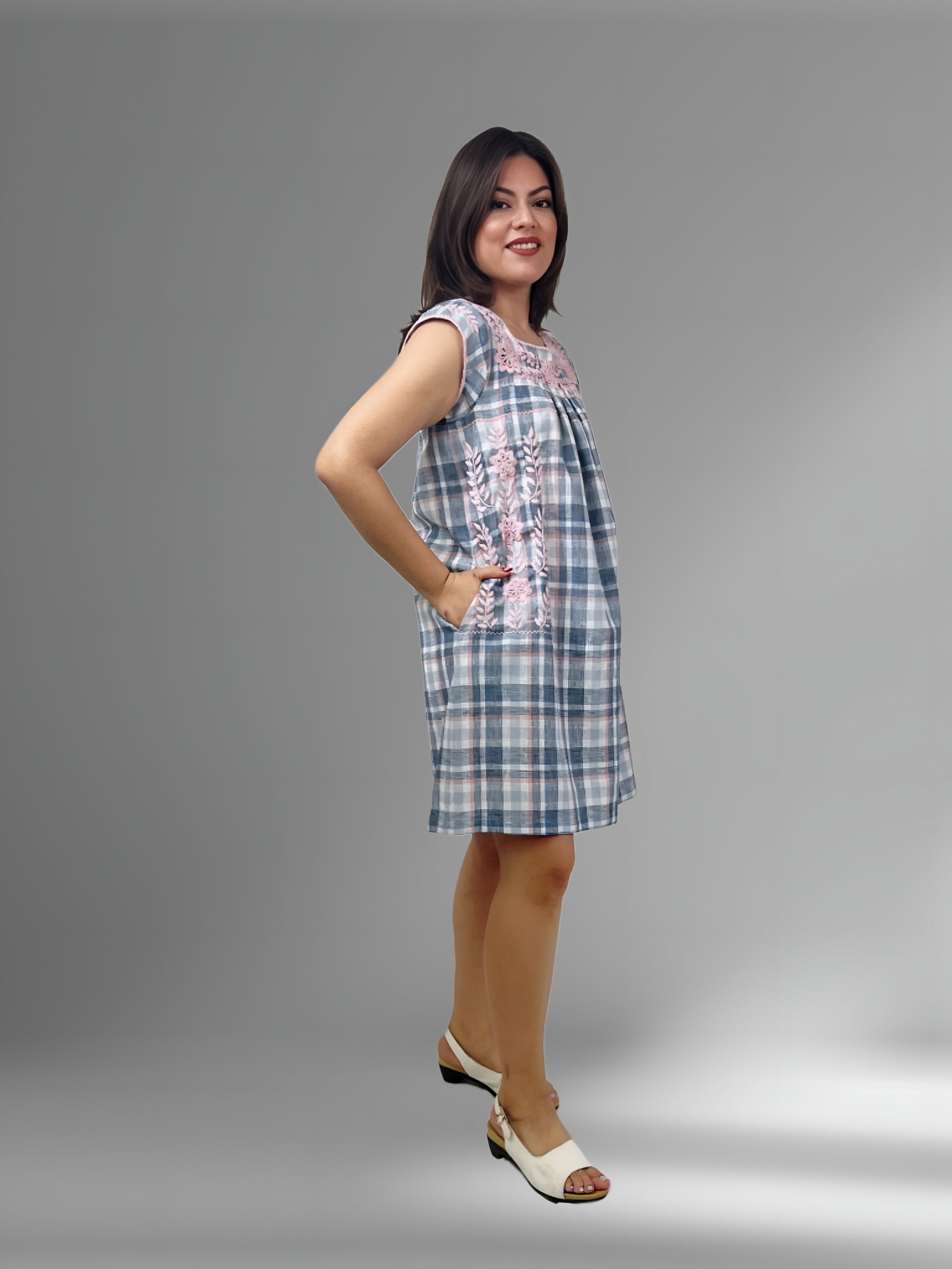 Vestido de Lino con Bolsas Bordado Aguacatenango a cuadros, vista lateral en modelo.