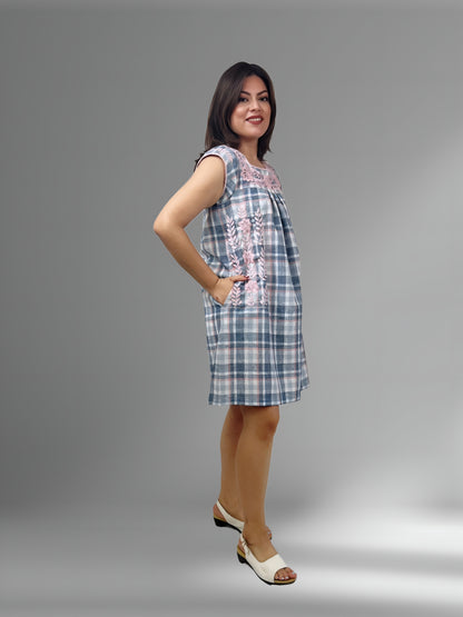 Vestido de Lino con Bolsas Bordado Aguacatenango a cuadros, vista lateral en modelo.