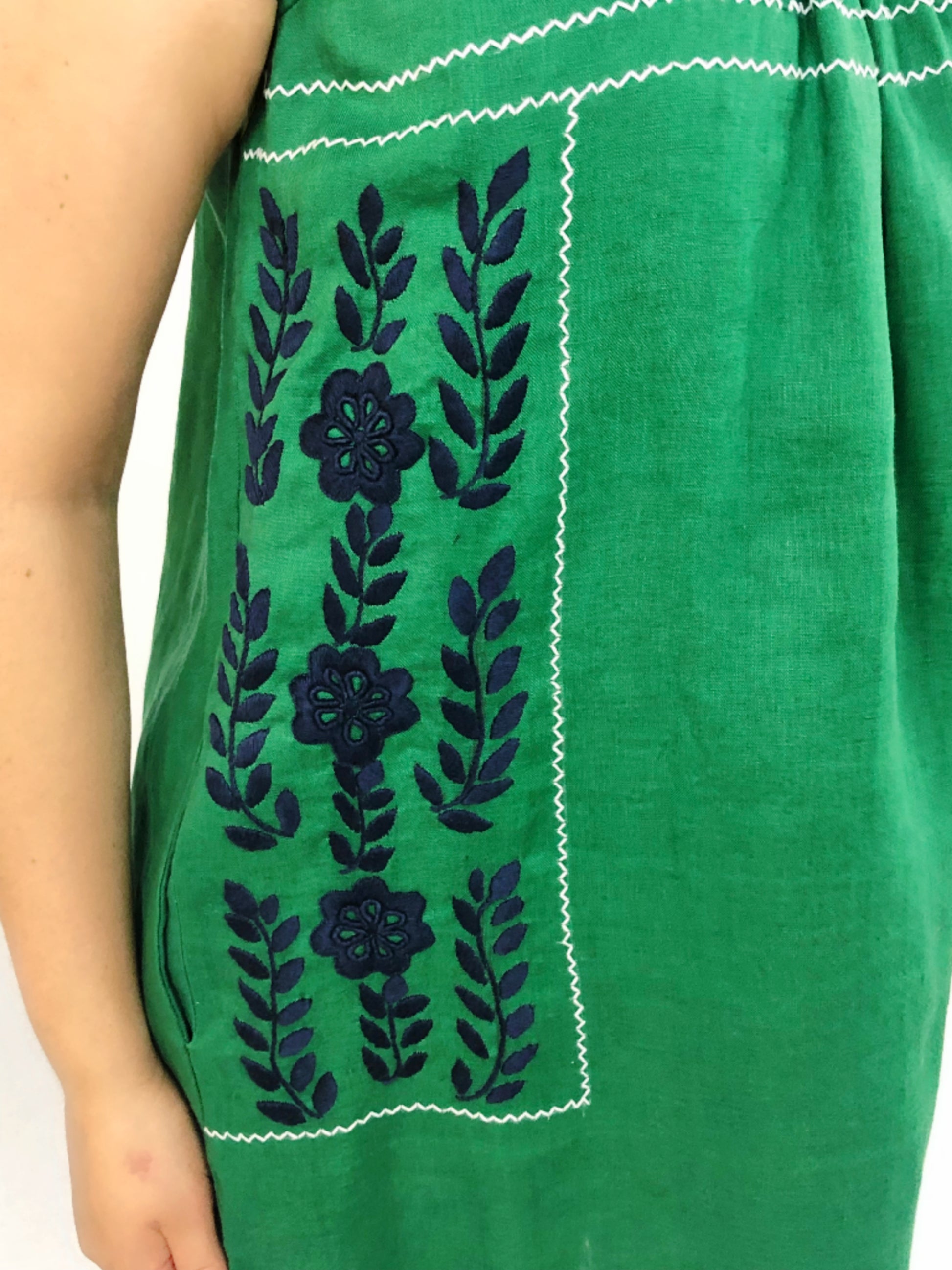Vestido de Lino con Bolsas Bordado Aguacatenango color verde, bordado zul marino y blanco, detalle del bordado.