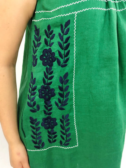Vestido de Lino con Bolsas Bordado Aguacatenango color verde, bordado zul marino y blanco, detalle del bordado.