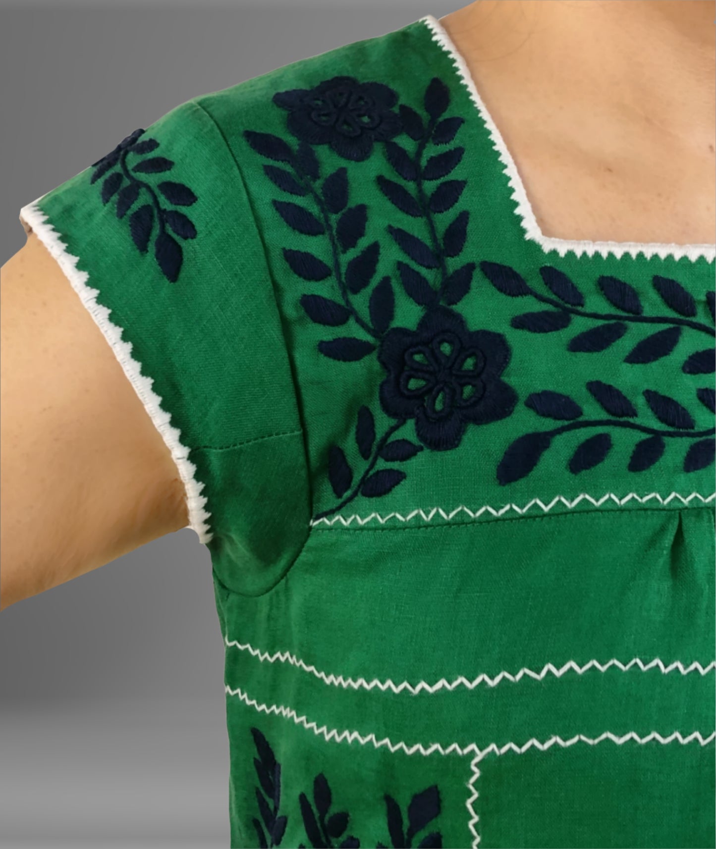 Vestido de Lino con Bolsas Bordado Aguacatenango color verde bandera, bordado azul marino y blanco, detalle del bordado.
