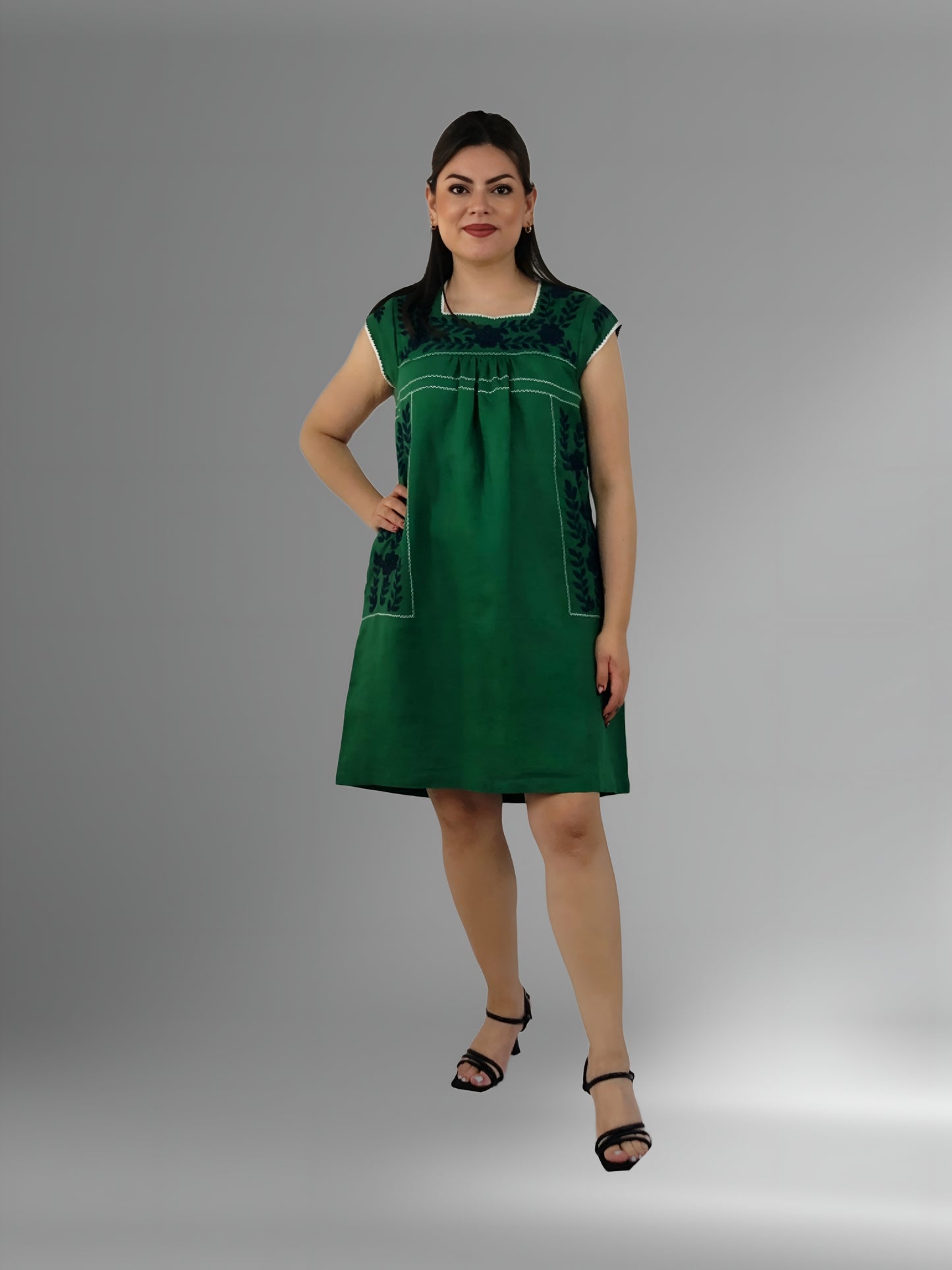 Vestido de Lino con Bolsas Bordado Aguacatenango verde bandera en modelo.