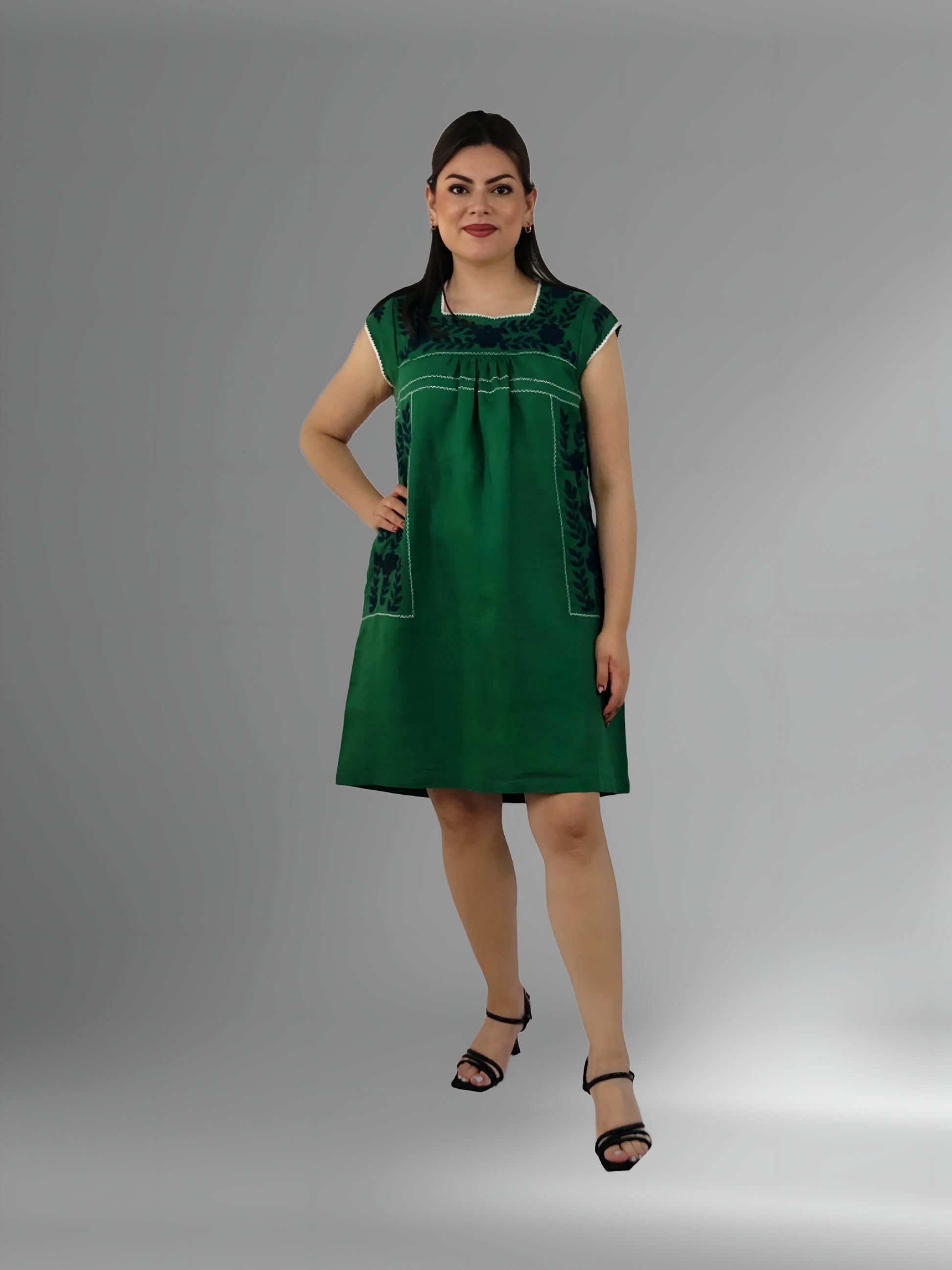 Vestido de Lino con Bolsas Bordado Aguacatenango verde bandera en modelo.