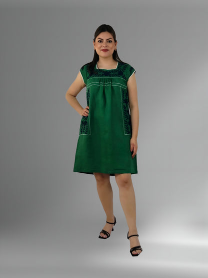 Vestido de Lino con Bolsas Bordado Aguacatenango verde bandera en modelo.
