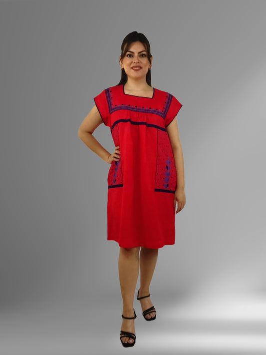 Vestido de Lino con bolsas bordado Milpa color rojo, bordado morado, vista frontal en modelo.