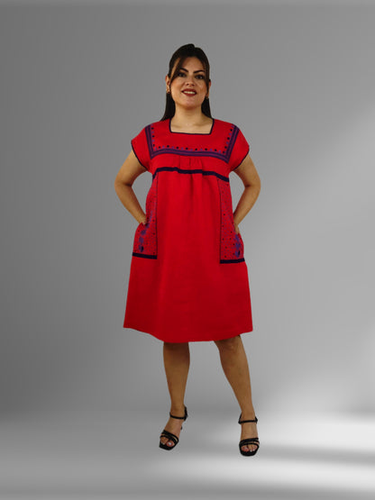 Vestido de Lino con bolsas bordado Milpa color rojo, vista frontal en modelo.