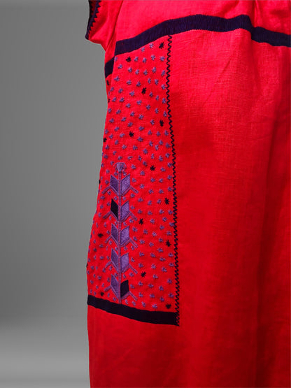 Vestido de Lino con bolsas bordado Milpa color rojo, bordado morado, detalle del bordado.