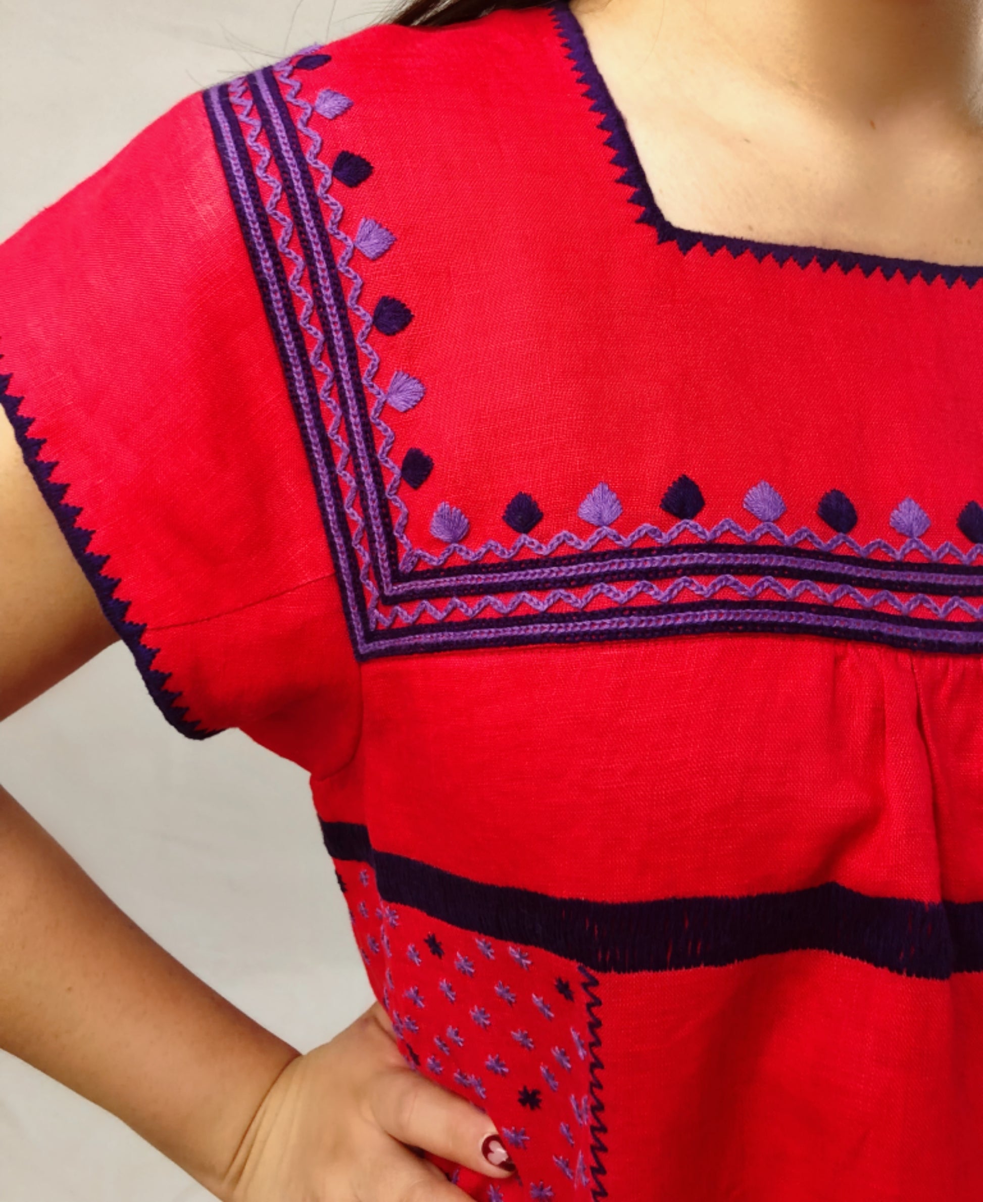 Vestido de Lino con bolsas bordado Milpa, detalle del bordado en la manga y pecho. 