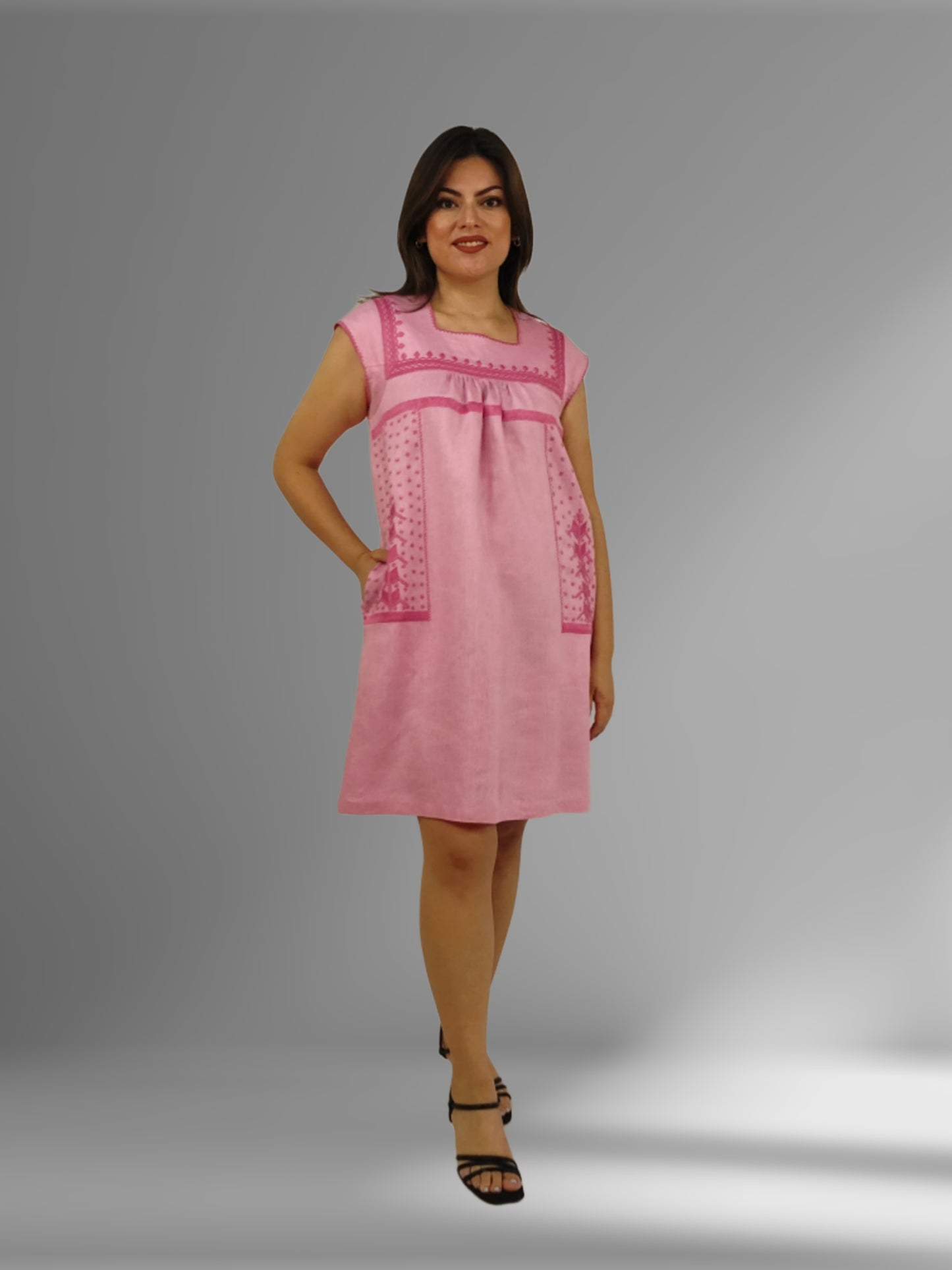 Vestido de Lino con bolsas bordado Milpa color rosa, vista frontal en modelo.