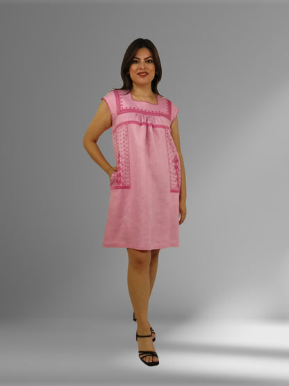 Vestido de Lino con bolsas bordado Milpa color rosa, vista frontal en modelo.