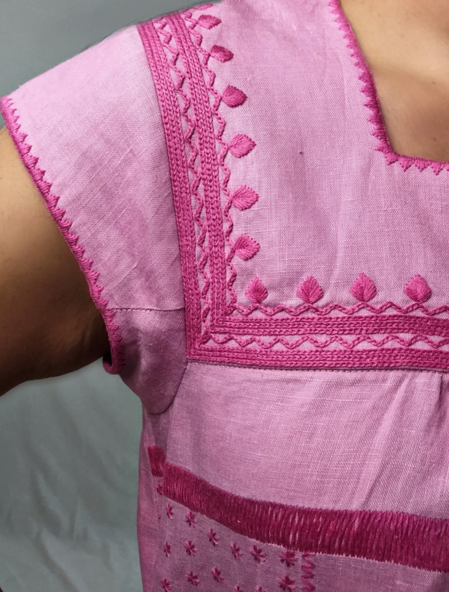 Vestido de Lino con bolsas bordado Milpa color rosa, detalle del bordado en manga y pecho.
