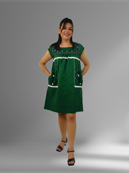 Vestido de Lino con bolsas bordado Milpa color verde, vista frontal en modelo.