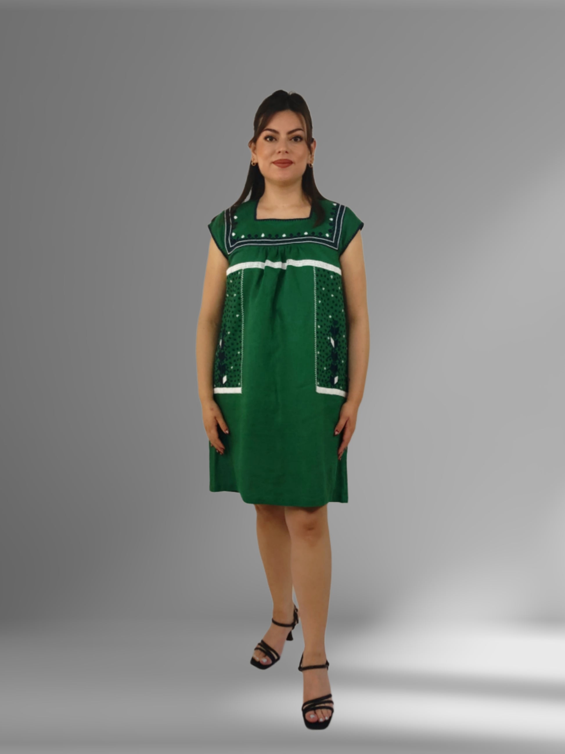 Vestido de Lino con bolsas bordado Milpa color verde, vista frontal en modelo.