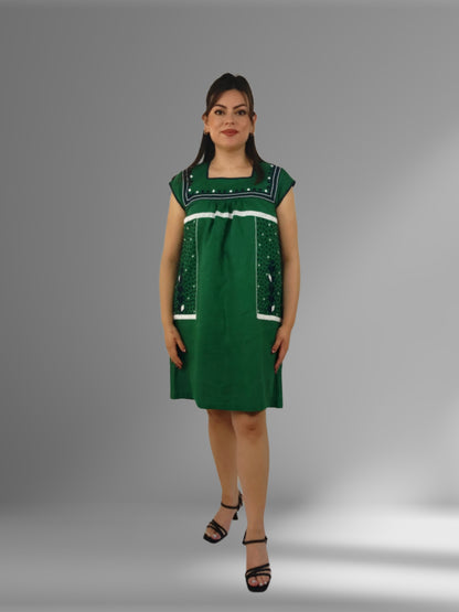 Vestido de Lino con bolsas bordado Milpa color verde, vista frontal en modelo.