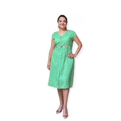 Vestido de algodón Bordado Durazno, vista frontal en modelo.