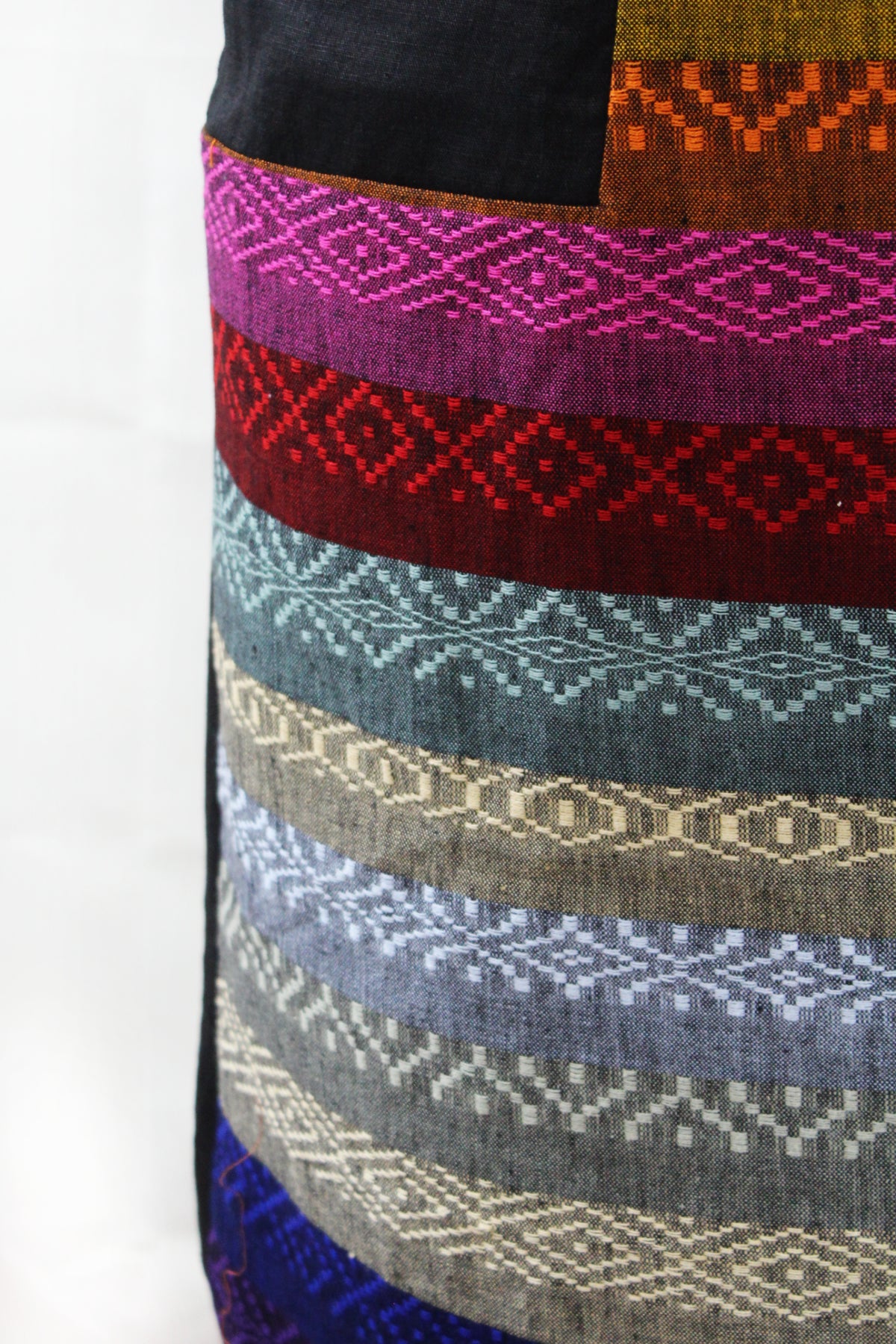 Vestido de lino arcoiris punto francé, detalle del bordado.