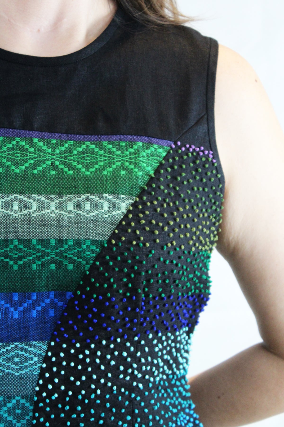 Vestido de lino arcoiris punto francés detalle del bordado.