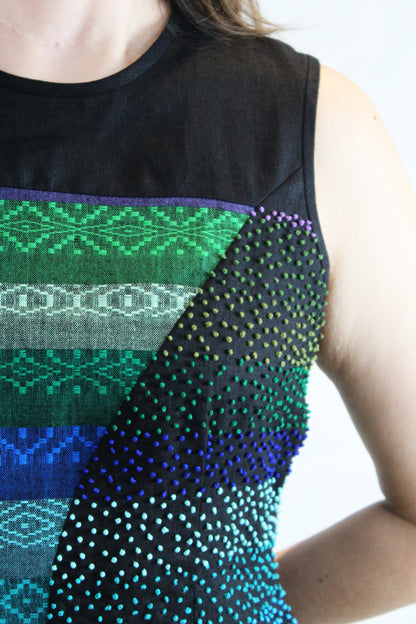 Vestido de lino arcoiris punto francés detalle del bordado.