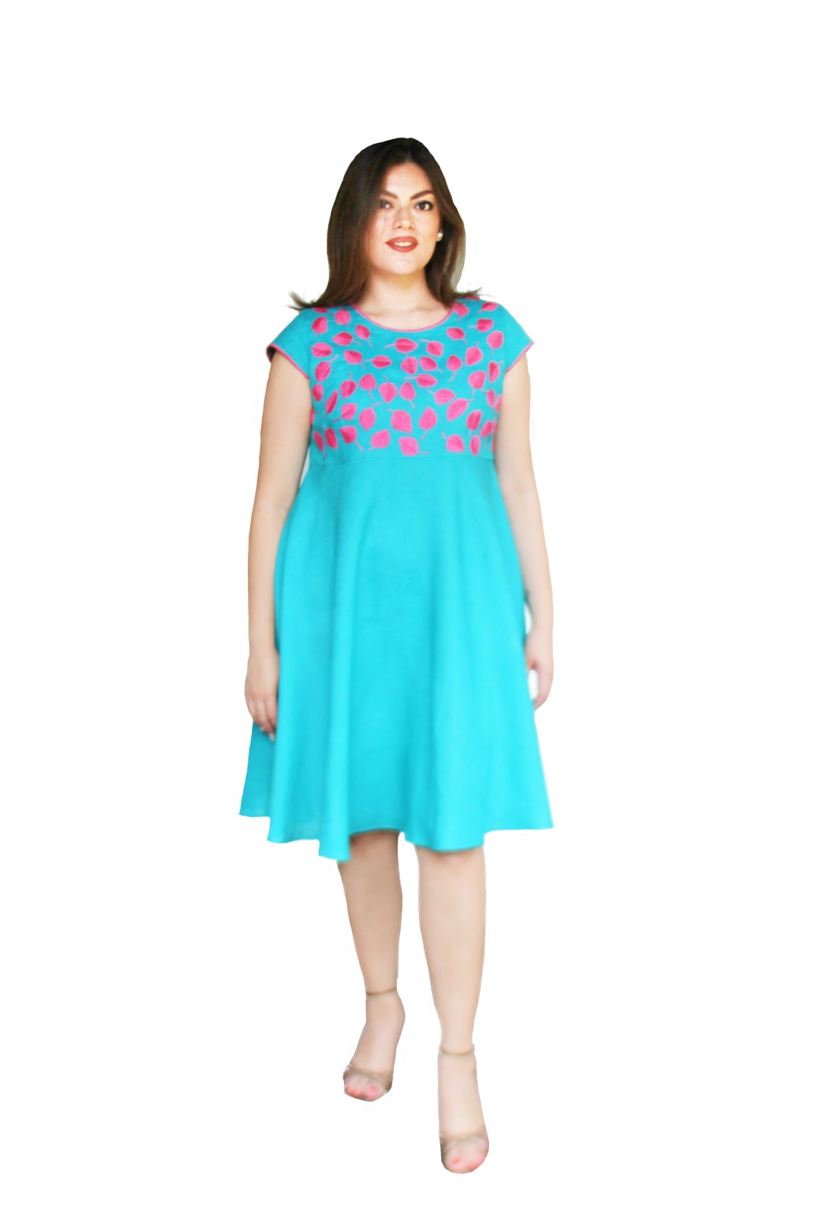 Vestido de lino hojitas color turquesa con bordado de hojas en el pecho color fucsia, vista frontal en modelo.
