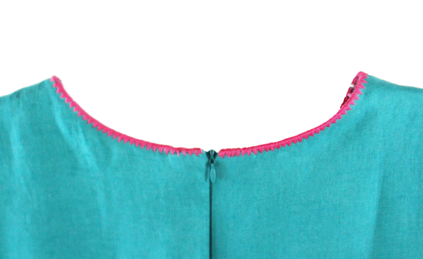 Vestido de lino hojitas color turquesa, detalle del bordado en cuello color fucsia.