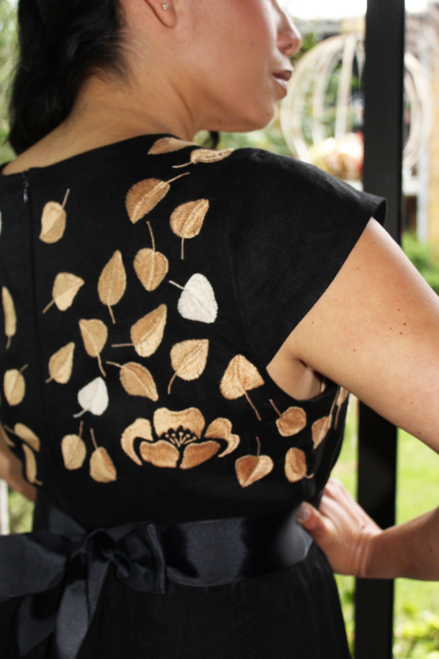 Vestido de lino plisado. Bordado Huixtán color negro, bordado beige, detalle del bordado y moño en la parte posterior.