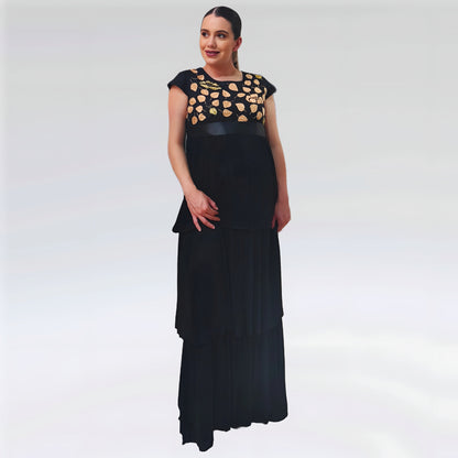 Vestido de lino plisado. Bordado Huixtán color negro, bordado de hojas color beige. Vista frontal en modelo.