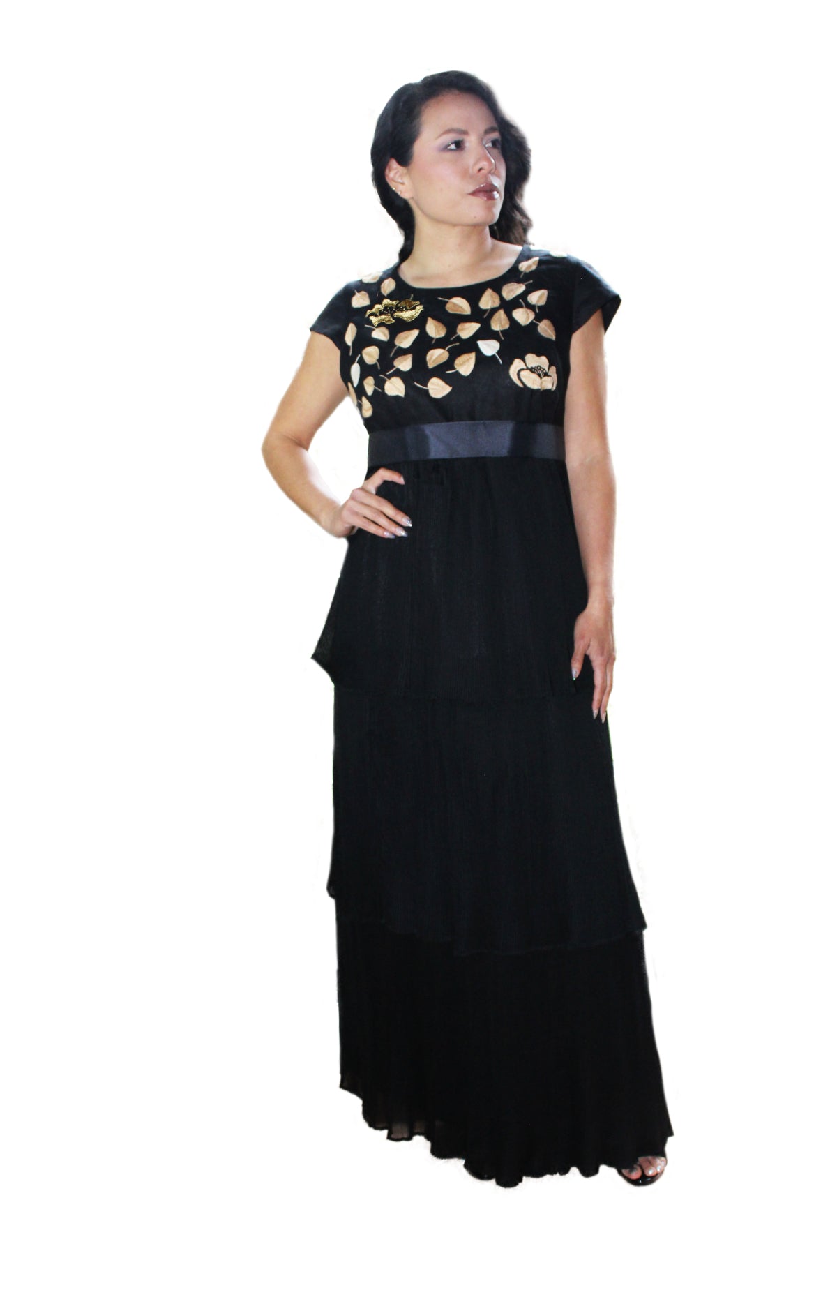Vestido de lino plisado. Bordado Huixtán color negro, bordado beige. Vista frontal.
