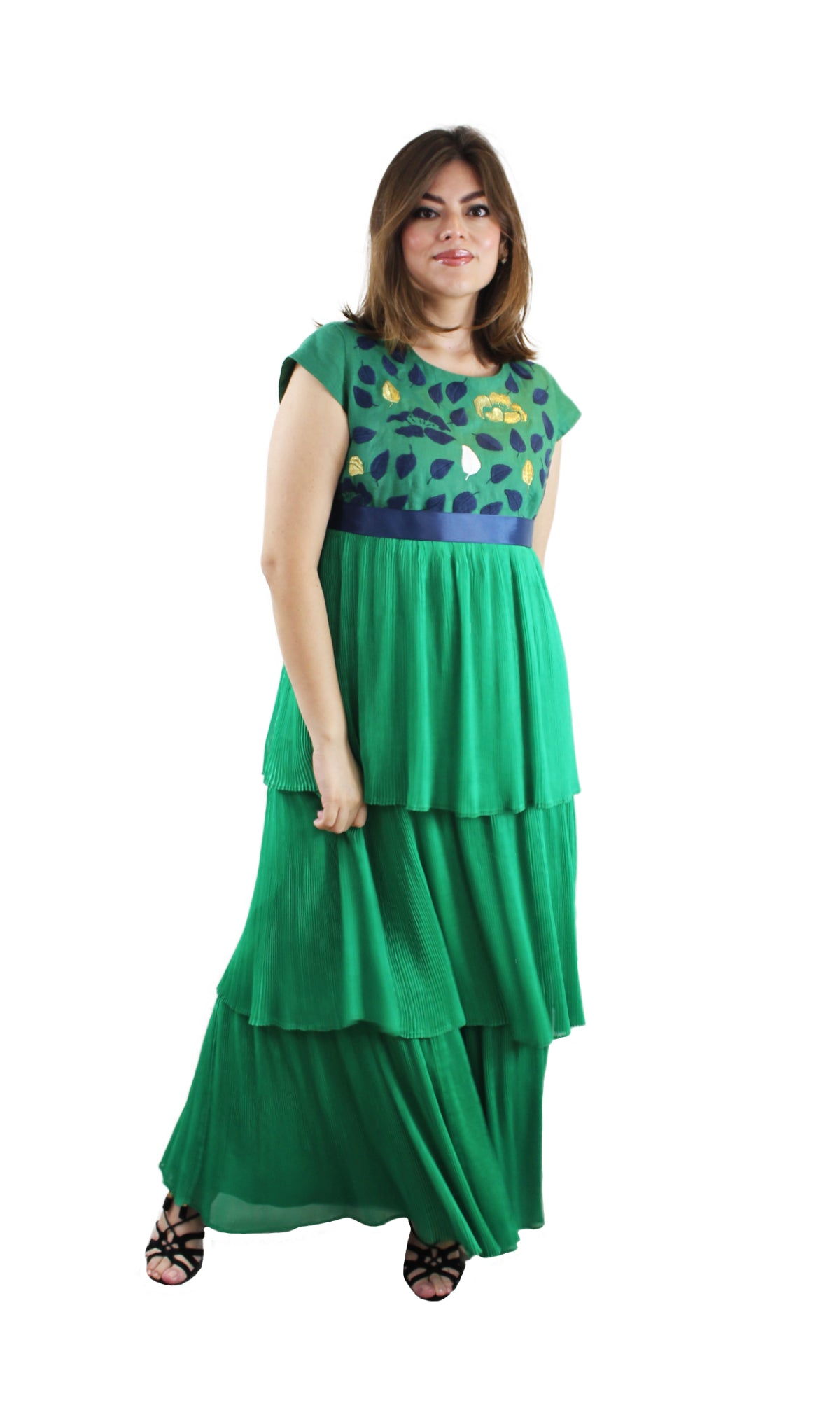 Vestido de lino plisado. Bordado Huixtán color verde, bordado marino y verde. Vista frontal en modelo.