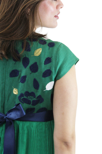 Vestido de lino plisado. Bordado Huixtán color verde, bordado color marino y verde, moño azul marino, detalle del bordado y moño posterior.