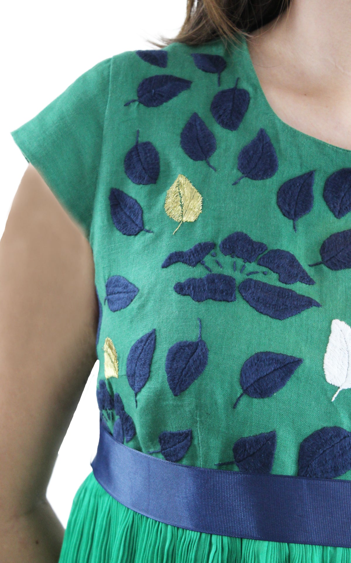Vestido de lino plisado. Bordado Huixtán color verde, bordado azul marino y verde, detalle del bordado en pecho.