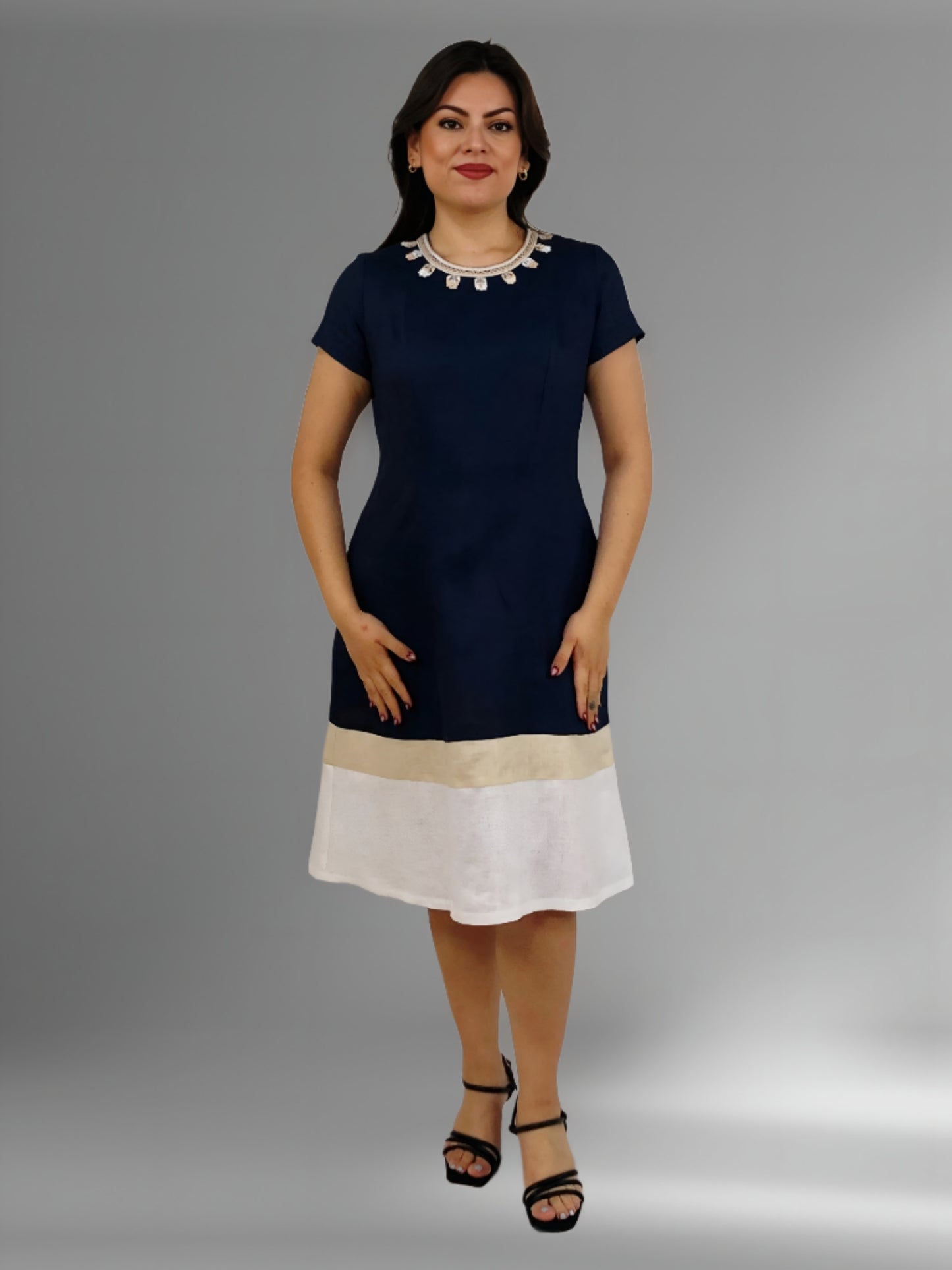 Vestido de lino tricolor Chamula color azul marino, vista frontal en modelo.