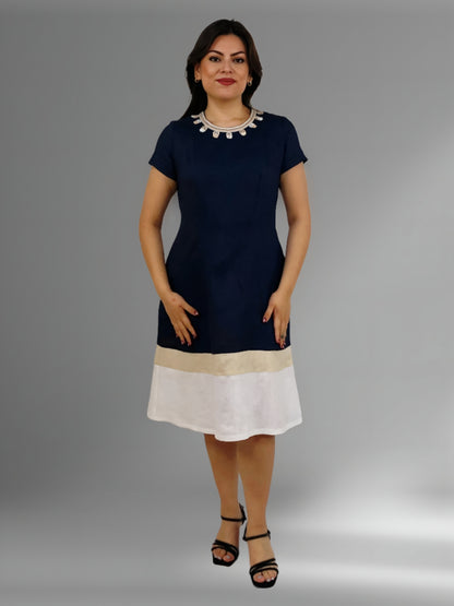 Vestido de lino tricolor Chamula color azul marino, vista frontal en modelo.