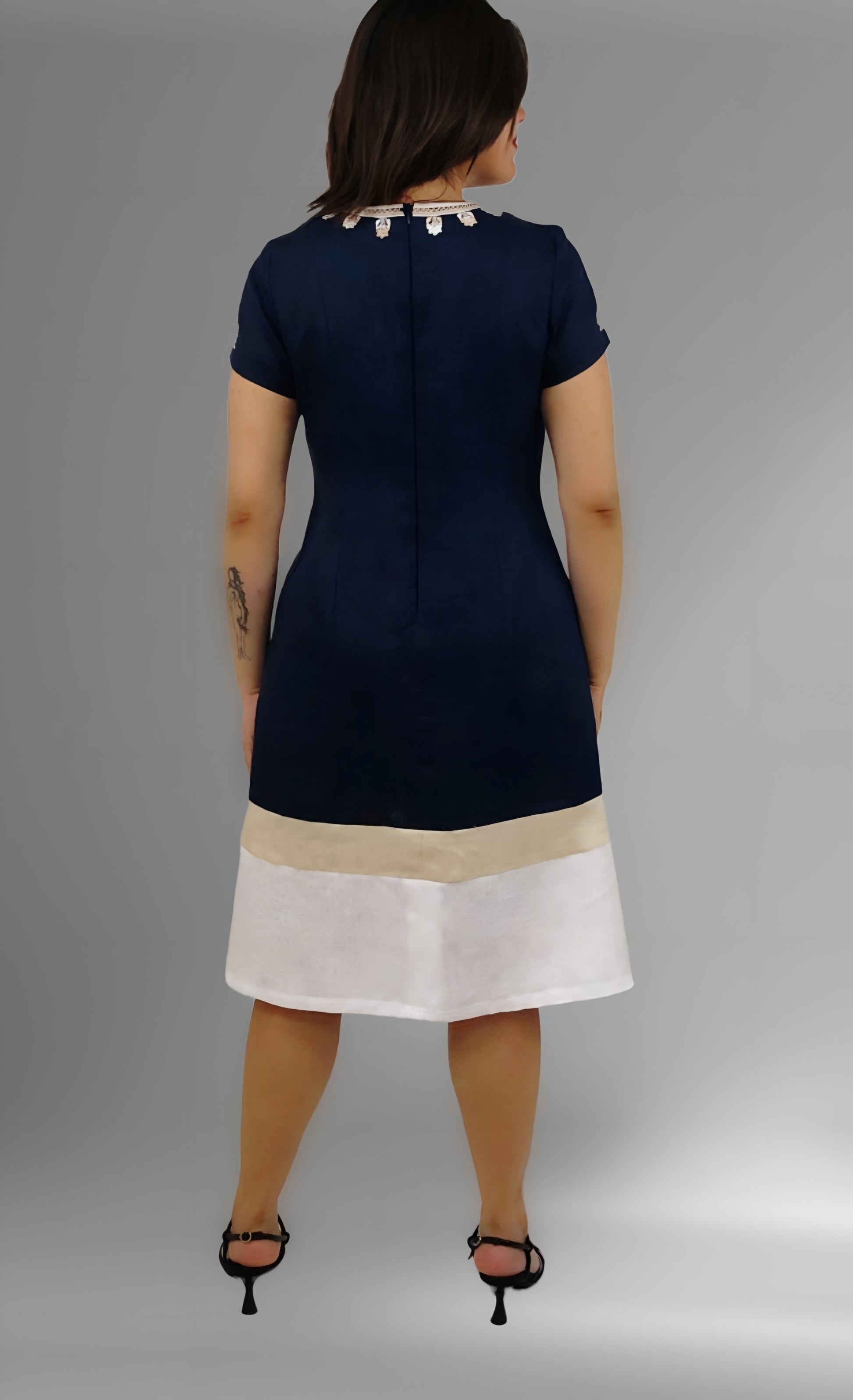 Vestido de lino tricolor Chamula color azul marino, vista posterior en modelo.