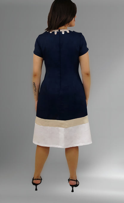Vestido de lino tricolor Chamula color azul marino, vista posterior en modelo.