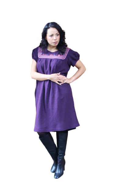 Vestido de paño morado bordado Chamula, vista frontal en modelo.