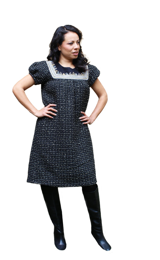 Vestido de paño con brillos bordado Chamula, vista frontal en modelo.