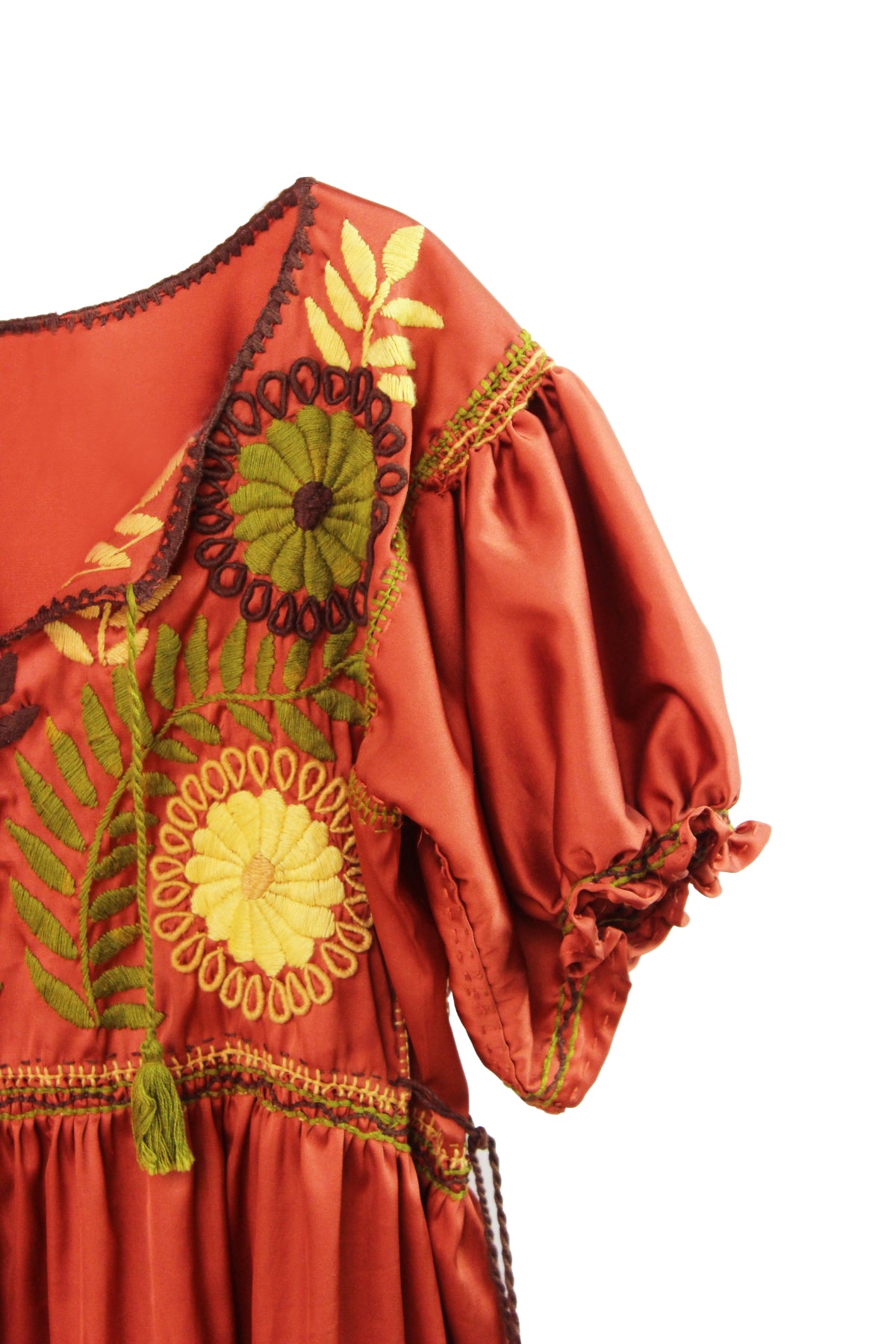 Vestido niña satín bordado Aguacatenango color ladrillo, detalle del bordado en pecho y manga.