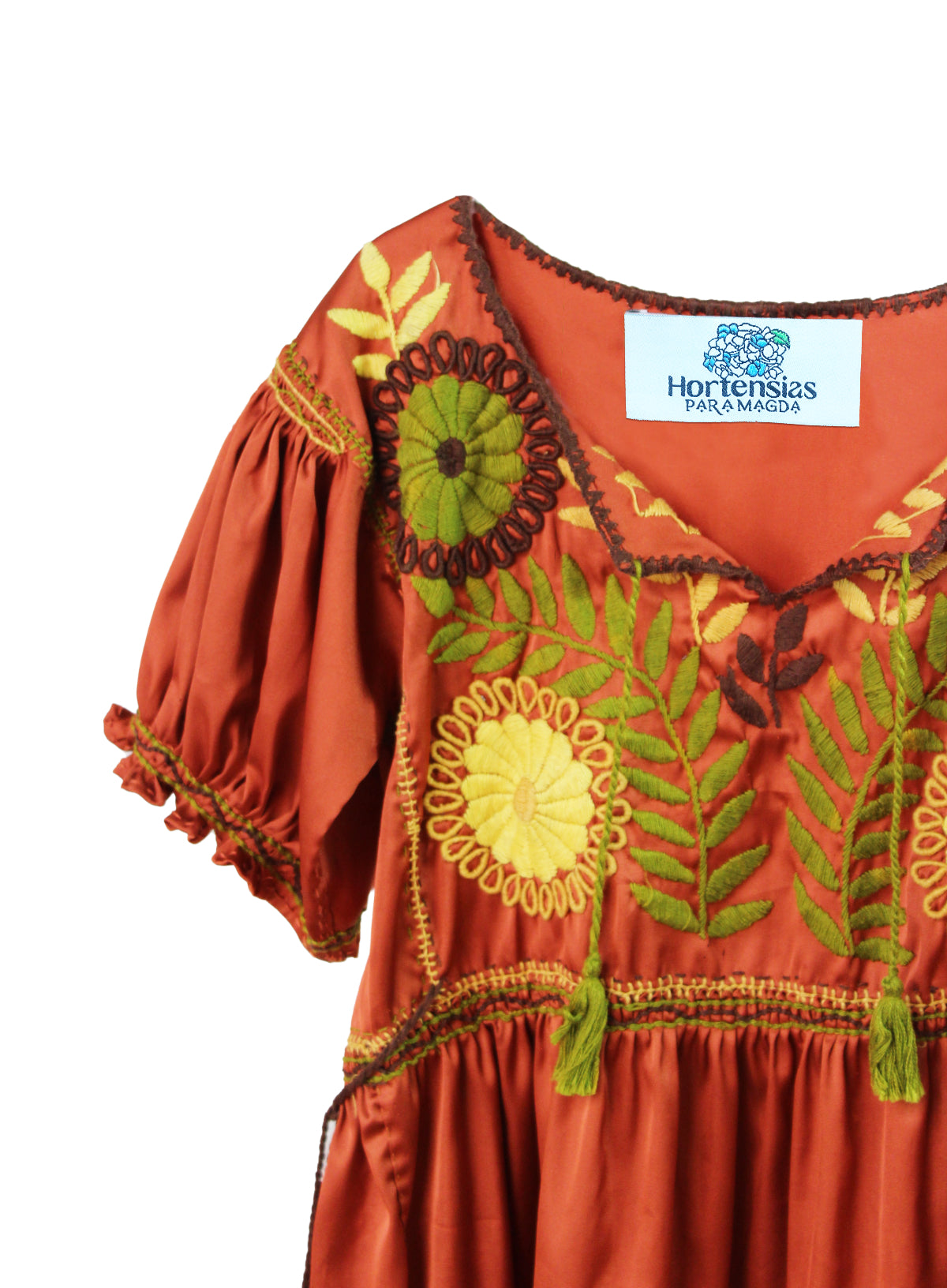 Vestido niña satín bordado Aguacatenango color ladrillo, detalle de las borlas del cuello y bordado en el pecho.
