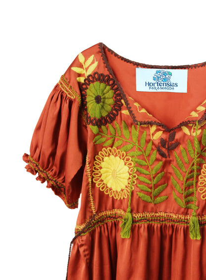 Vestido niña satín bordado Aguacatenango color ladrillo, detalle de las borlas del cuello y bordado en el pecho.