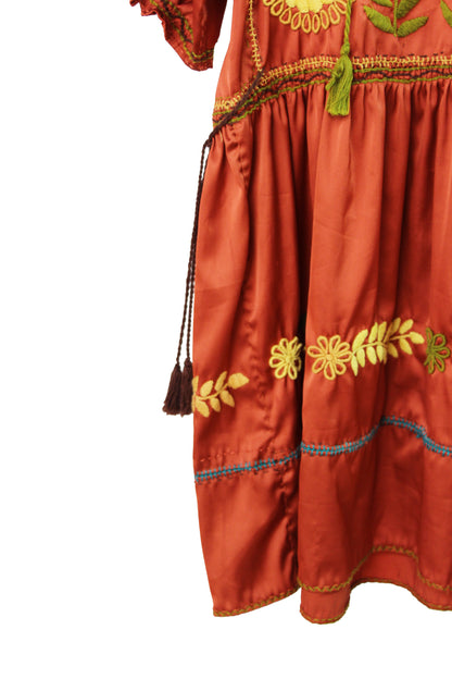 Vestido niña satín bordado Aguacatenango color ladrillo, detalle de la falda y tela y borlas para ajustar en la cintura.