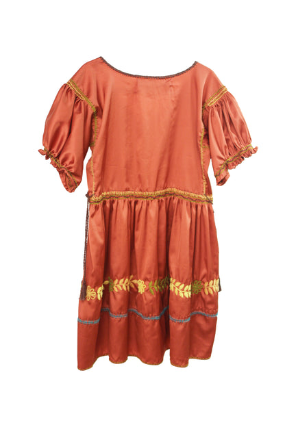 Vestido niña satín bordado Aguacatenango color ladrillo, vista posterior.