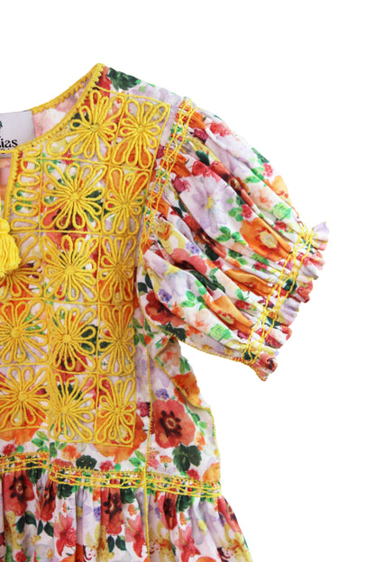 Vestido niña tradicional Aguacatenango color amarillo, detalle del bordado y manga
