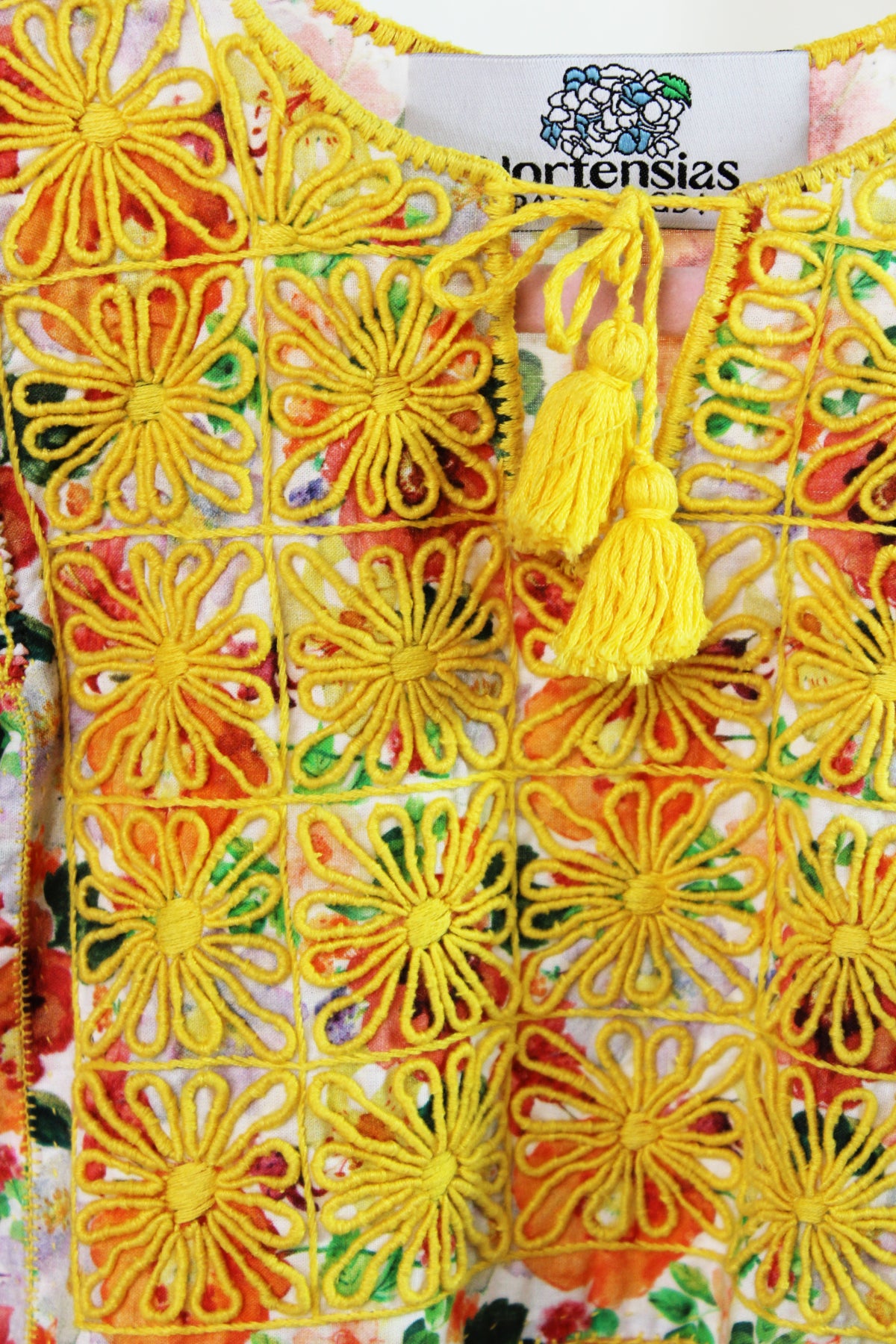 Vestido niña tradicional Aguacatenango color amarillo, detalle del bordado.