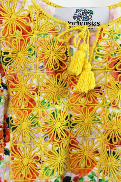 Vestido niña tradicional Aguacatenango color amarillo, detalle del bordado.