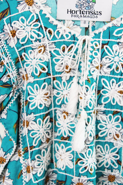 Vestido niña tradicional Aguacatenango turquesa, detalle del bordado y borlas en el pecho. 